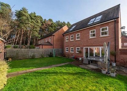 5 bedroom house for sale - Treeneuk Gardens, Chesterfield, Derbyshire, S40 - view 2