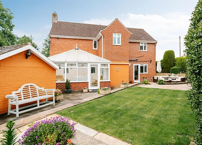 4 bedroom house for sale - Ashgate Valley Road, Chesterfield, Derbyshire, S40 - view 2