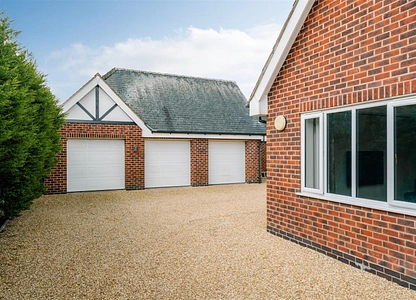 3 bedroom house for sale - Manor Road, Brimington, Chesterfield, Derbyshire, S43 - view 2