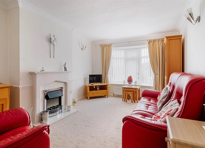 3 bedroom bungalow for sale - Halton Close, Chesterfield, Derbyshire, S41 - view 2