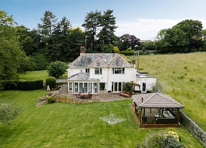 4 bedroom house for sale - Matlock Road, Walton, Chesterfield, Derbyshire, S42 - view 2
