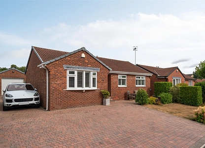 3 bedroom bungalow for sale - Thornbridge Crescent, Chesterfield, Derbyshire, S40 - the property quarter estate