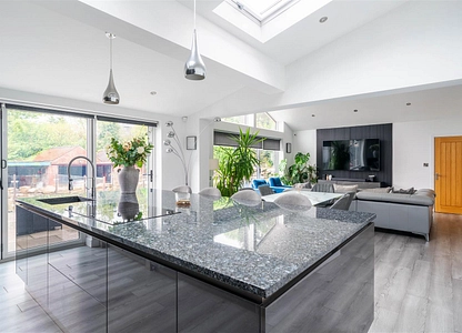5 bedroom house for sale - Chatsworth Road, Chesterfield, Derbyshire, S40 - view 2